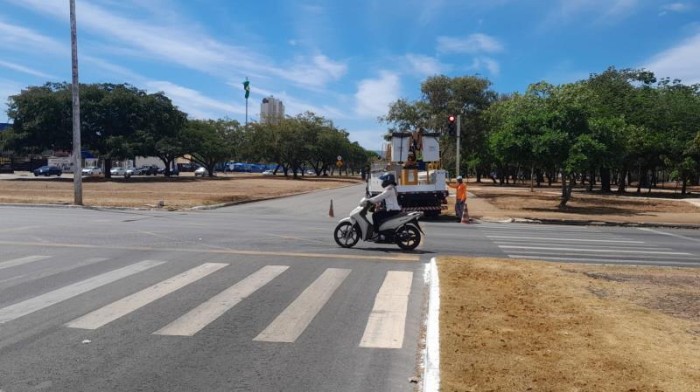 Agentes ficam a postos nos cruzamentos da Teotônio Segurado durante apagão elétrico