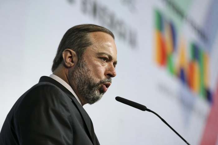 Ministro concede coletiva para esclarecer queda de energia