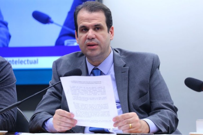 Comissão aprova projeto que proíbe comercialização de produtos obtidos pela alimentação forçada de aves