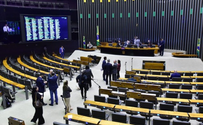 Câmara analisa projeto que autoriza lojas a oferecer Código de Defesa do Consumidor em meio digital; acompanhe