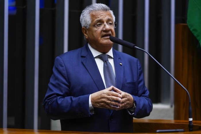 Projeto substitui itinerários formativos previstos no novo ensino médio por áreas de conhecimento