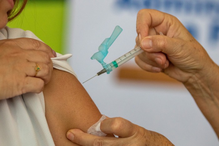 Sociedade de Infectologia pede reforço da vigilância sobre covid-19