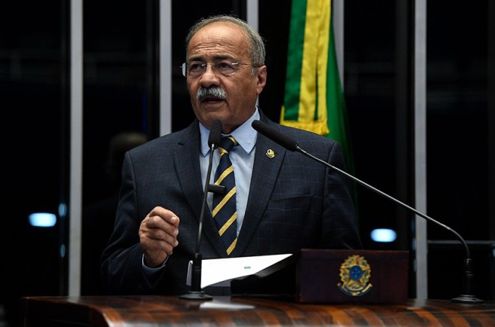 Chico Rodrigues comemora oferta de uniforme escolar na rede pública