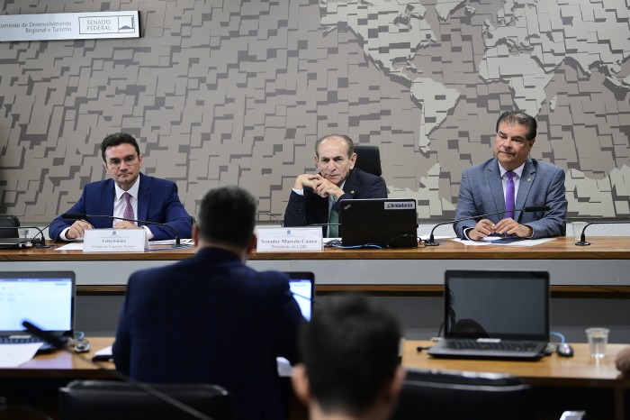 Senadores cobram melhorias no setor aéreo e infraestrutura para turismo