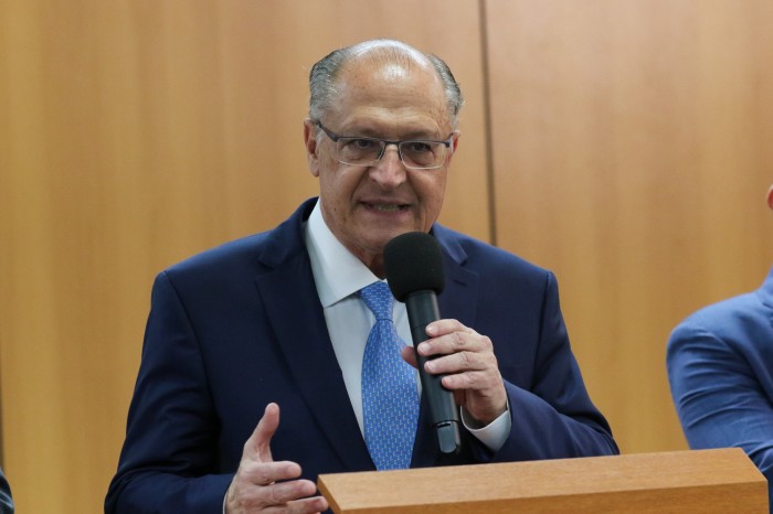 Alckmin diz que Lula cumpre rigorosamente promessa de campanha