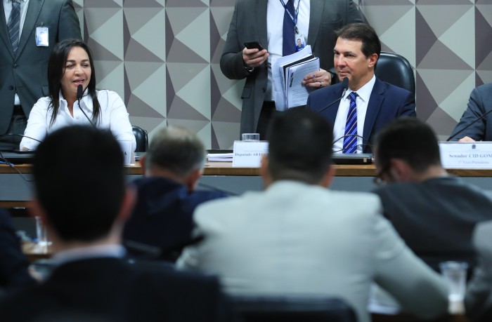 Relator da CPMI descarta quebra de sigilo de Michele e Jair Bolsonaro