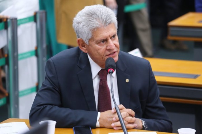 Projeto obriga operadora que rescindir plano coletivo a manter tratamento até a alta do paciente