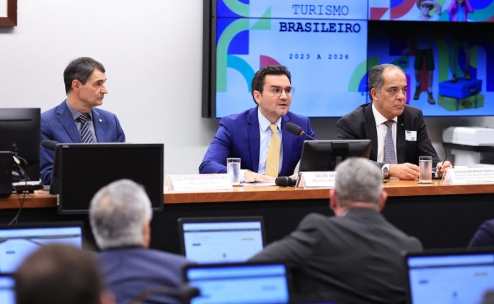Preço das passagens é entrave ao desenvolvimento do turismo no Brasil, diz ministro