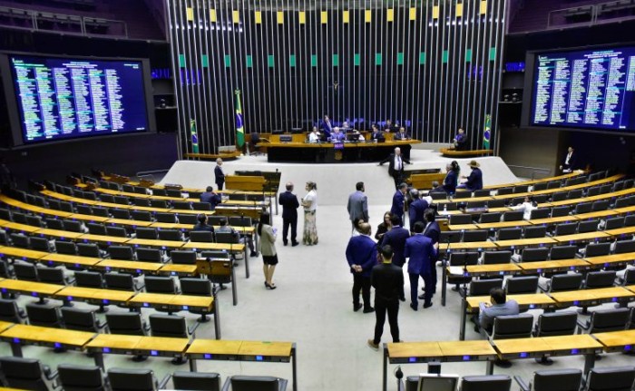 Câmara aprova MP que reajusta salário mínimo e amplia faixa de isenção do IR; acompanhe