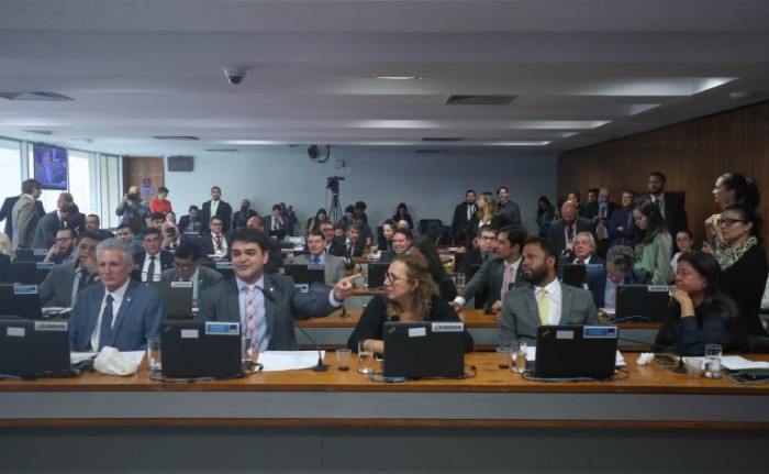 CPMI quebra sigilo telefônico de Carla Zambelli e reconvoca Mauro Cid