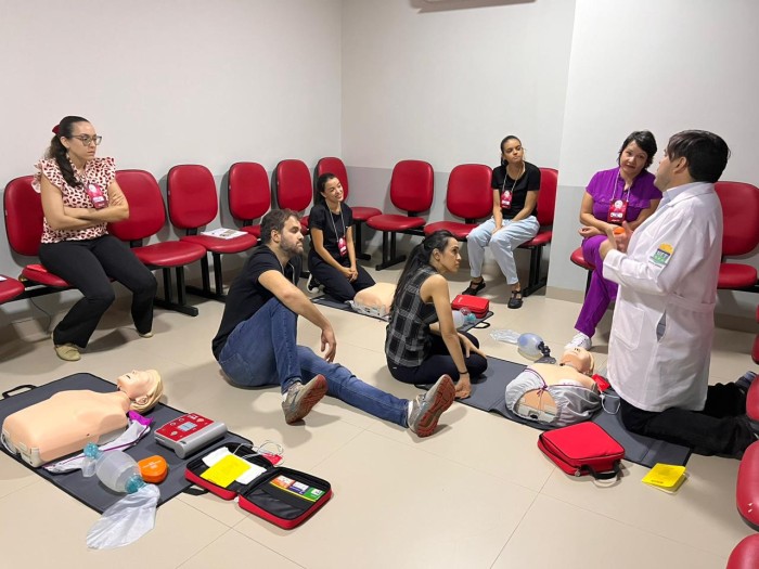 Profissionais da saúde recebem curso avançado de parada cardíaca