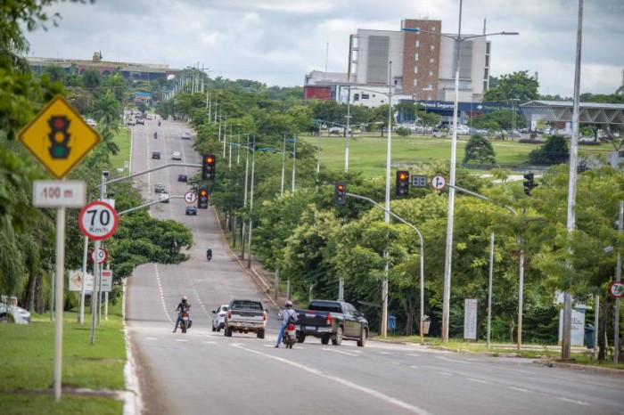 Avenida Teotônio Segurado receberá dez semáforos inteligentes