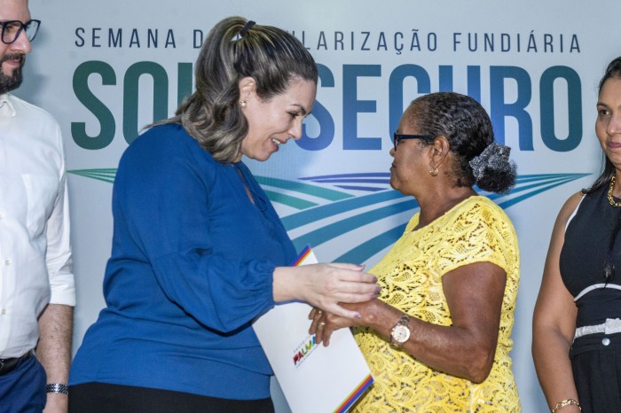 Prefeita Cinthia Ribeiro entrega titulos a 137 famílias do Lago Sul