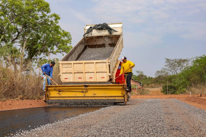 Avança pavimentação por ruas internas do Santa Fé
