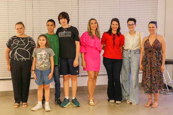 Vencedores do VII Salão Palmense de Novos Artistas recebem premiações e se emocionam