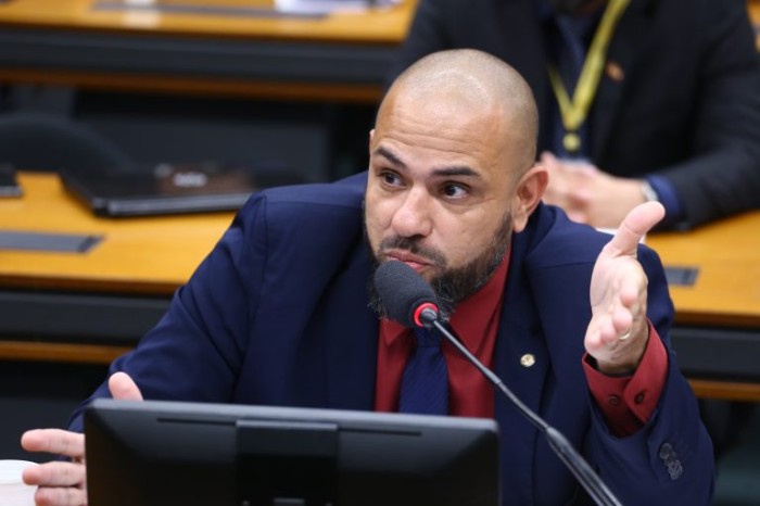 Comissão aprova regras de atendimento presencial a idosos e analfabetos