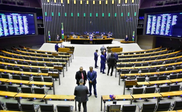Câmara aprova urgência para projeto que prevê limites a juros do cartão de crédito; acompanhe