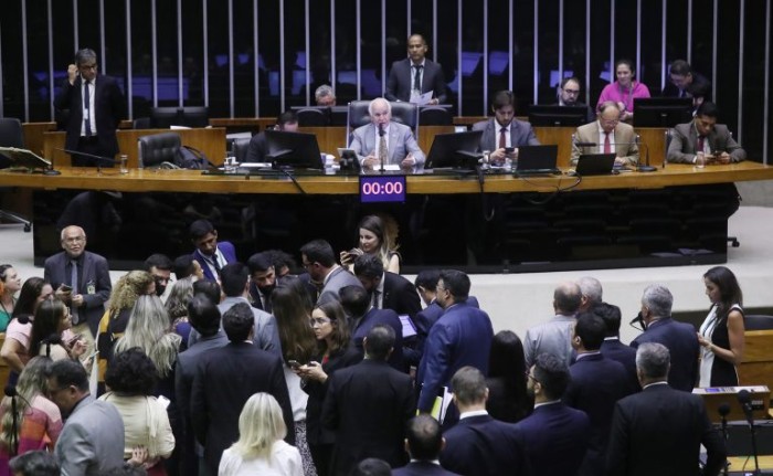 Câmara aprova urgência para projeto que prevê limites a juros do cartão de crédito